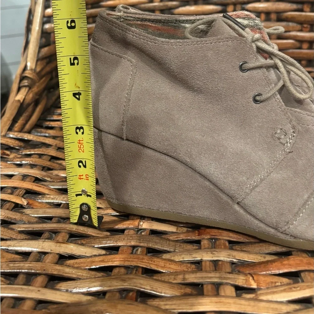 Tom’s Women's Suede Ankle Boots in size 10. Tan